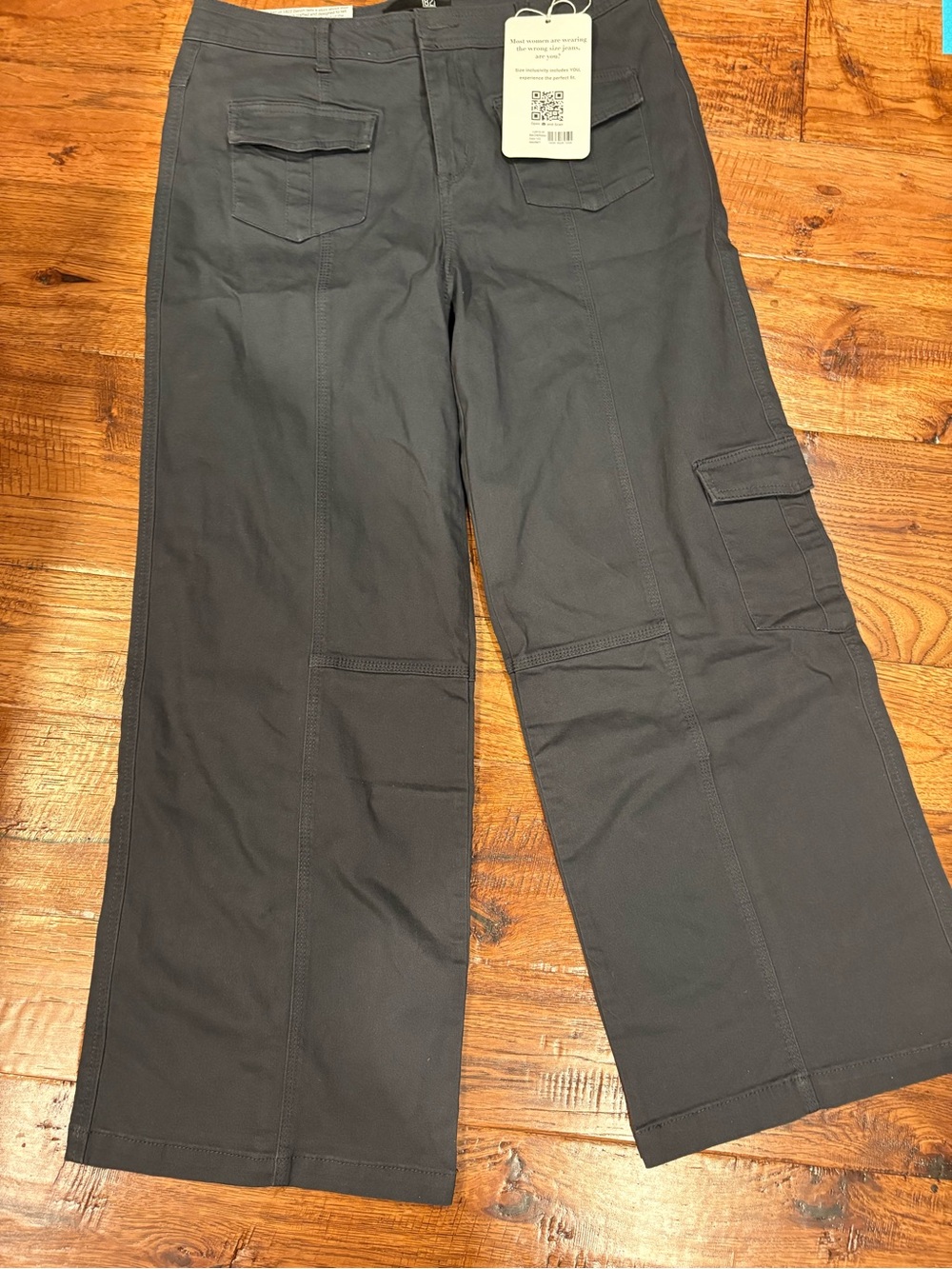 NWT 1822 Denim Black Wide Leg Cargo Pants – Size 12P / 31P – 28” Inseam